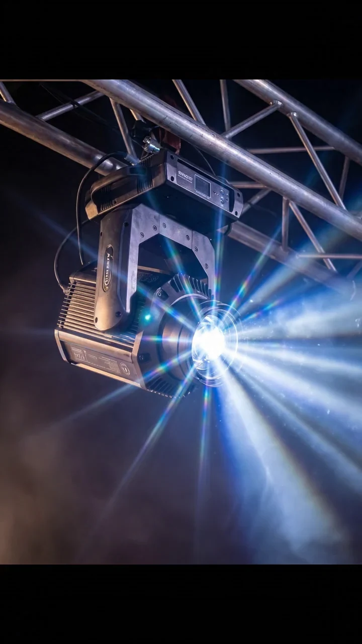 Luz de palco entre estruturas metálicas, com feixes iluminando a cena